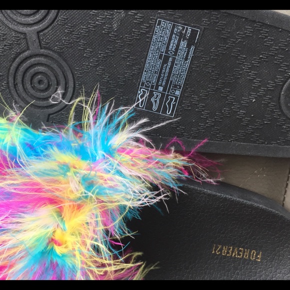 NWOT- Beautiful Feathery Sandals 👡 - Picture 3 of 3